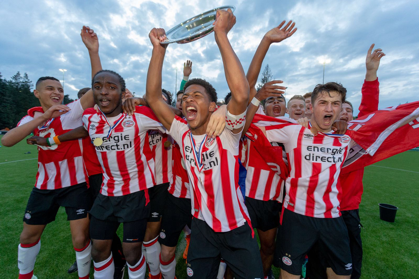 Shurandy Sambo pakt met PSV Onder 17 de titel tegen Ajax