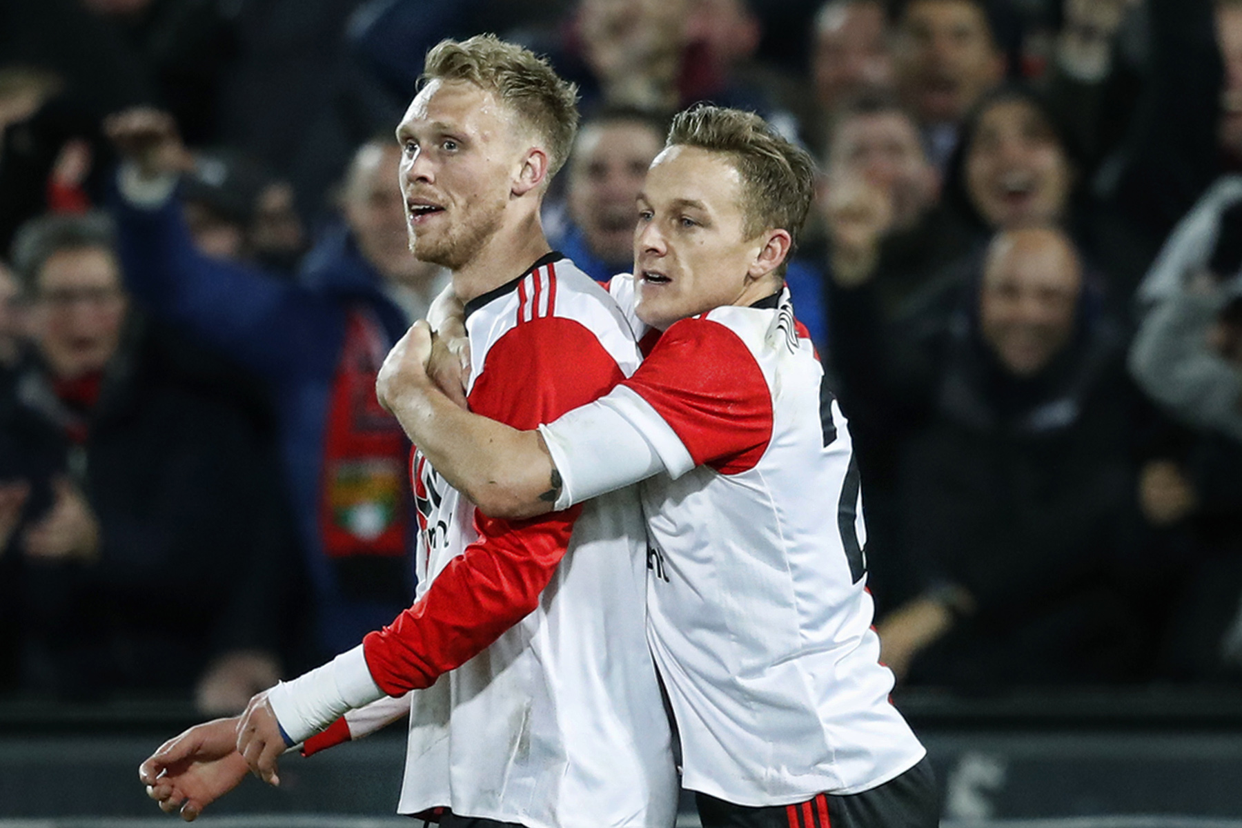 Jens Toornstra zet handtekening onder nieuw contract bij Feyenoord