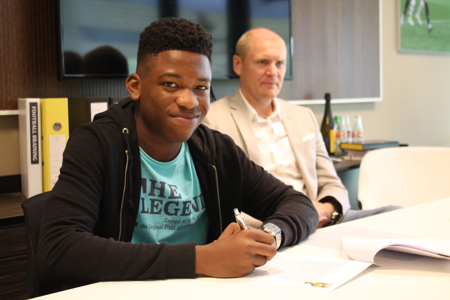 Jomairo Kogeldans zet handtekening onder eerste contract