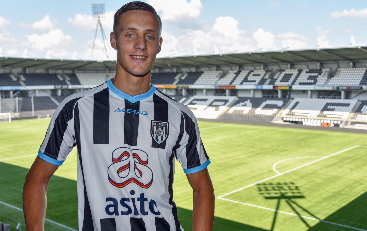 Van der Water geniet van officiële presentatie in Almelo